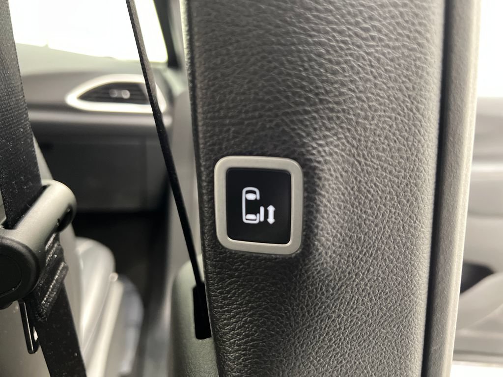 Used 2025 Chrysler Pacifica Select FWD image 31