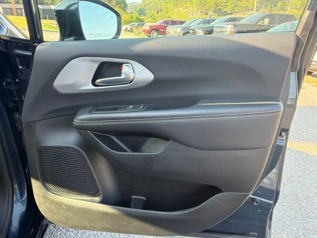 Used 2025 Chrysler Pacifica Limited FWD image 43