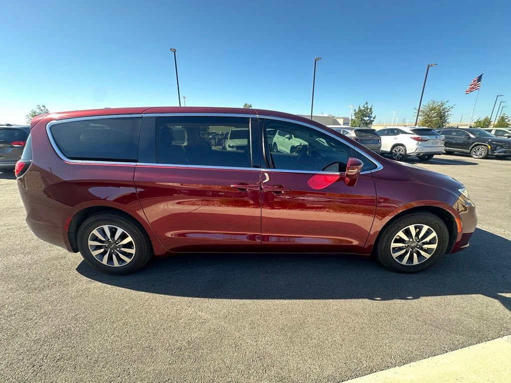 Used 2022 Chrysler Pacifica Touring-L FWD image 3