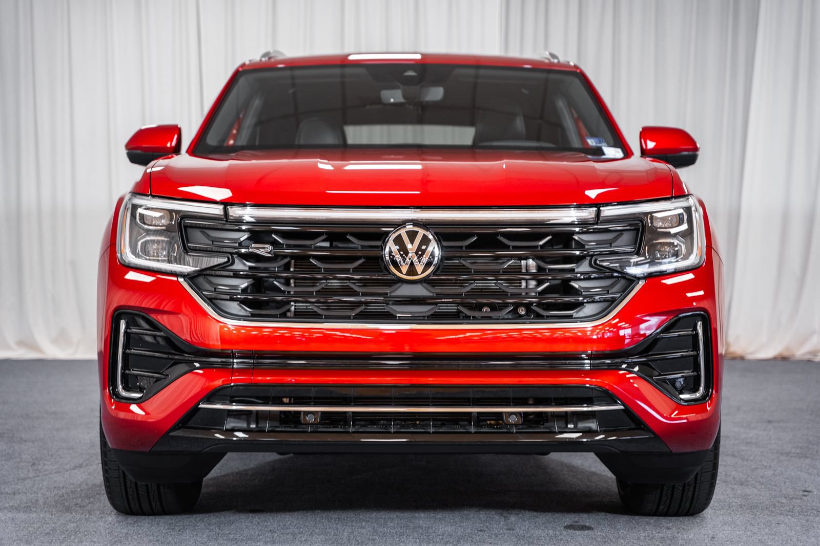 Used 2024 Volkswagen Atlas Cross Sport SEL R-Line AWD/4WD image 2