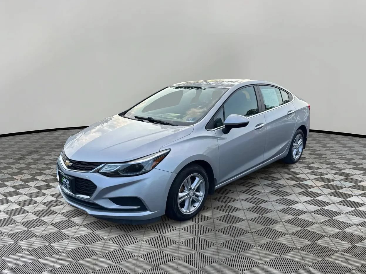 Used 2017 Chevrolet Cruze LT FWD image 2