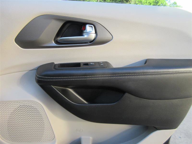 Used 2023 Chrysler Pacifica Touring-L FWD image 31