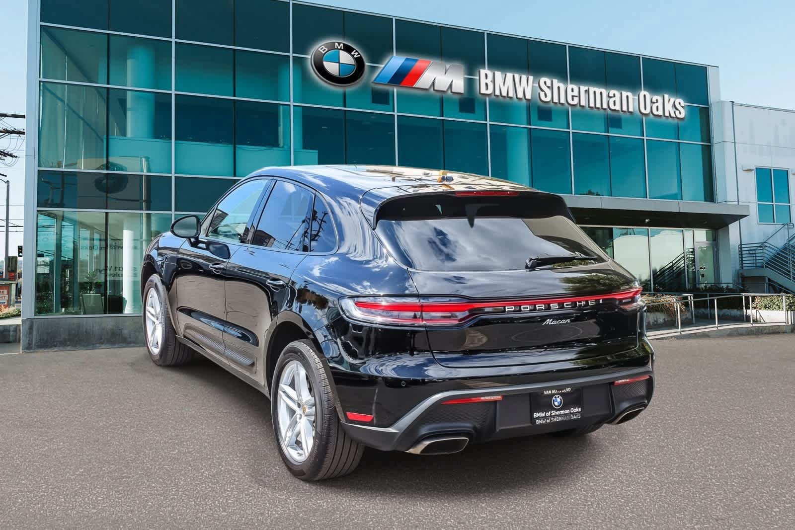 Used 2023 Porsche Macan AWD/4WD image 5