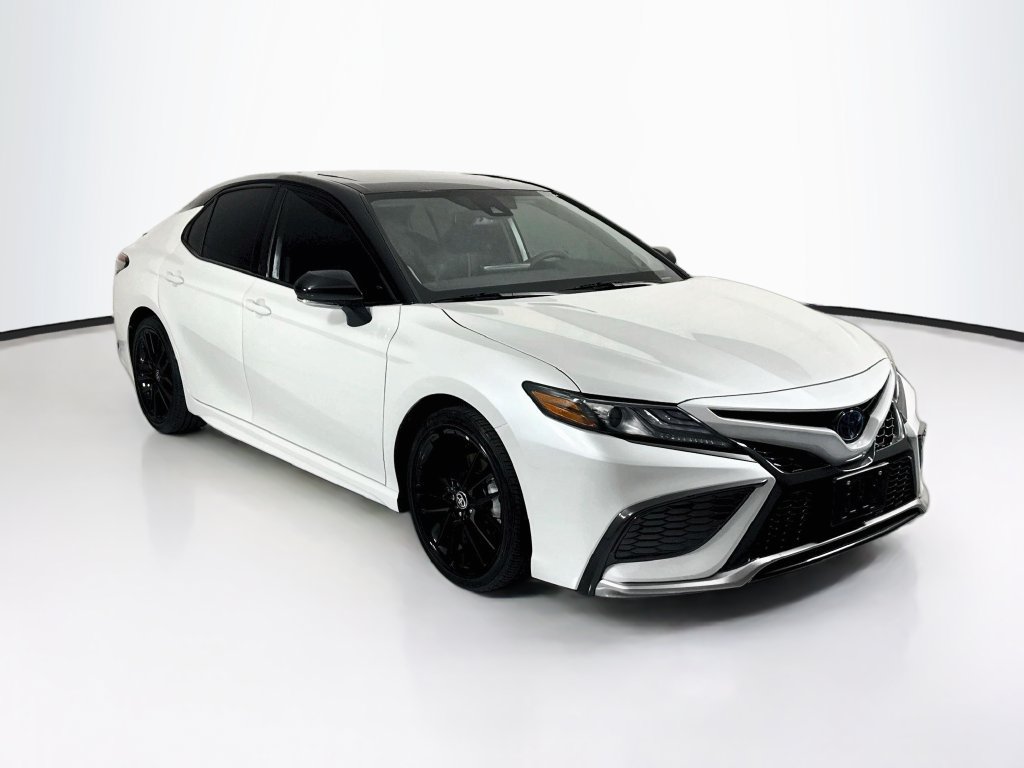 Used 2022 Toyota Camry XSE w/ Navigation Upgrade Package FWD image 3