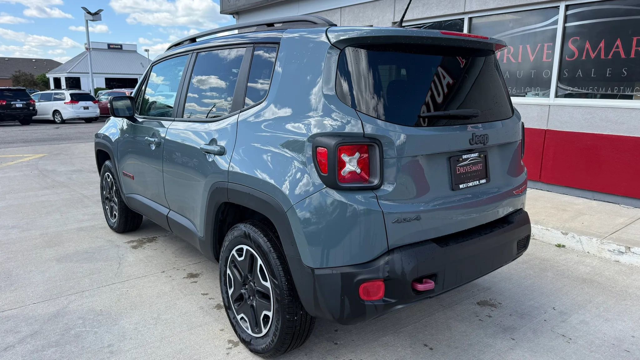 Used 2017 Jeep Renegade Trailhawk w/ Premium Trailhawk Package AWD/4WD image 4
