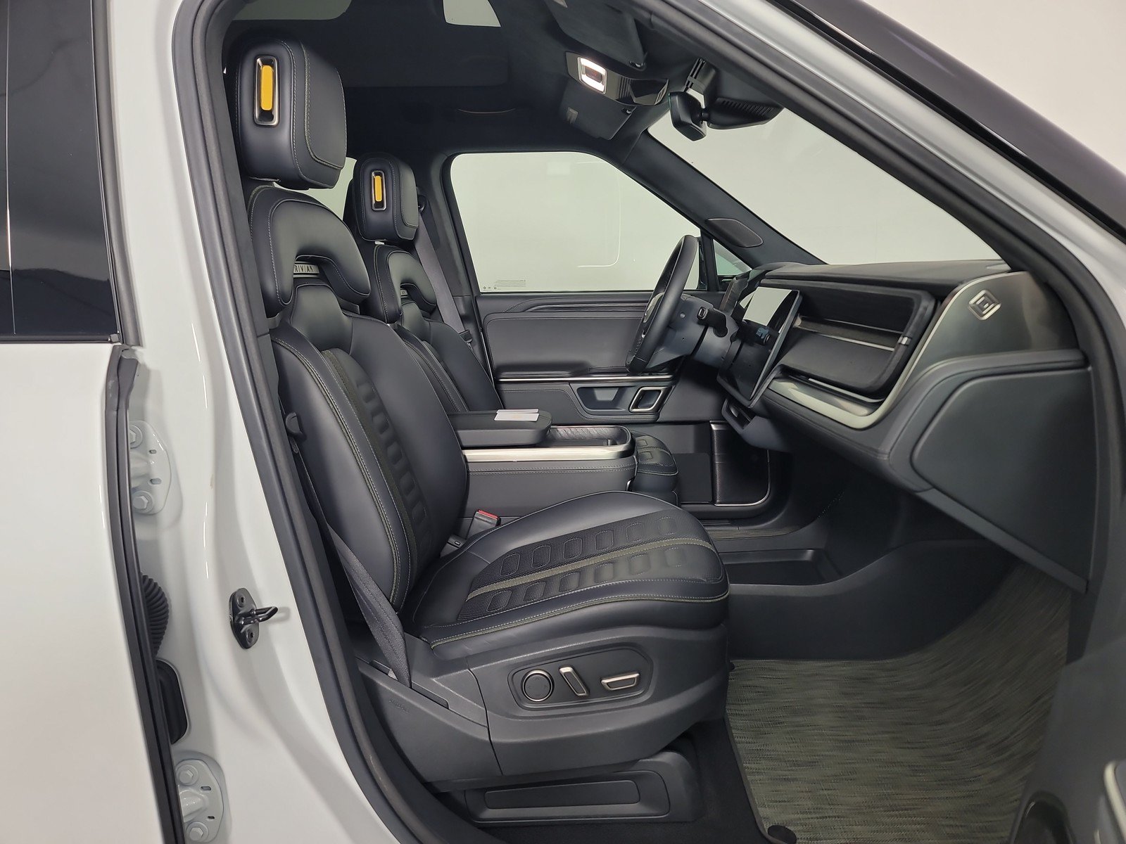 Used 2024 Rivian R1S Adventure AWD/4WD image 24