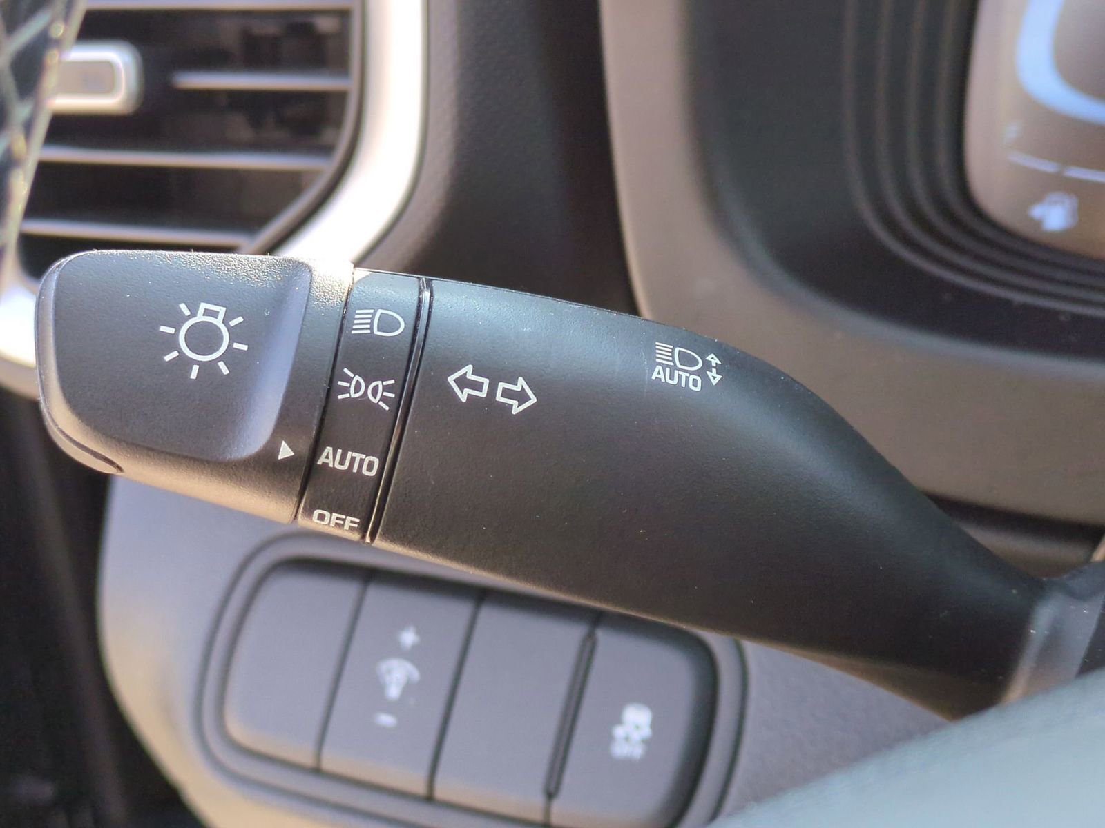 Used 2023 Hyundai Venue SEL image 29