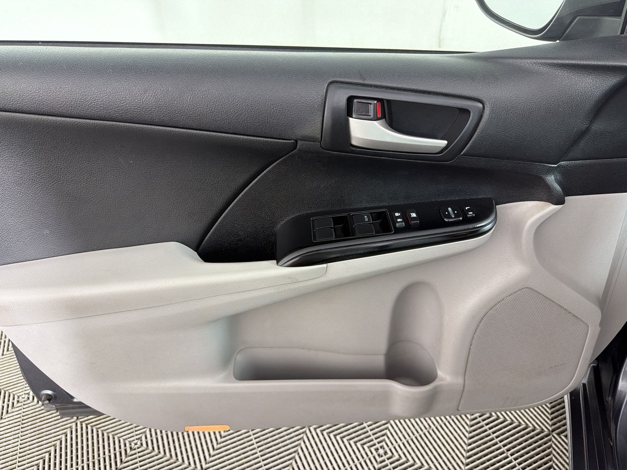 Used 2014 Toyota Camry LE FWD image 13