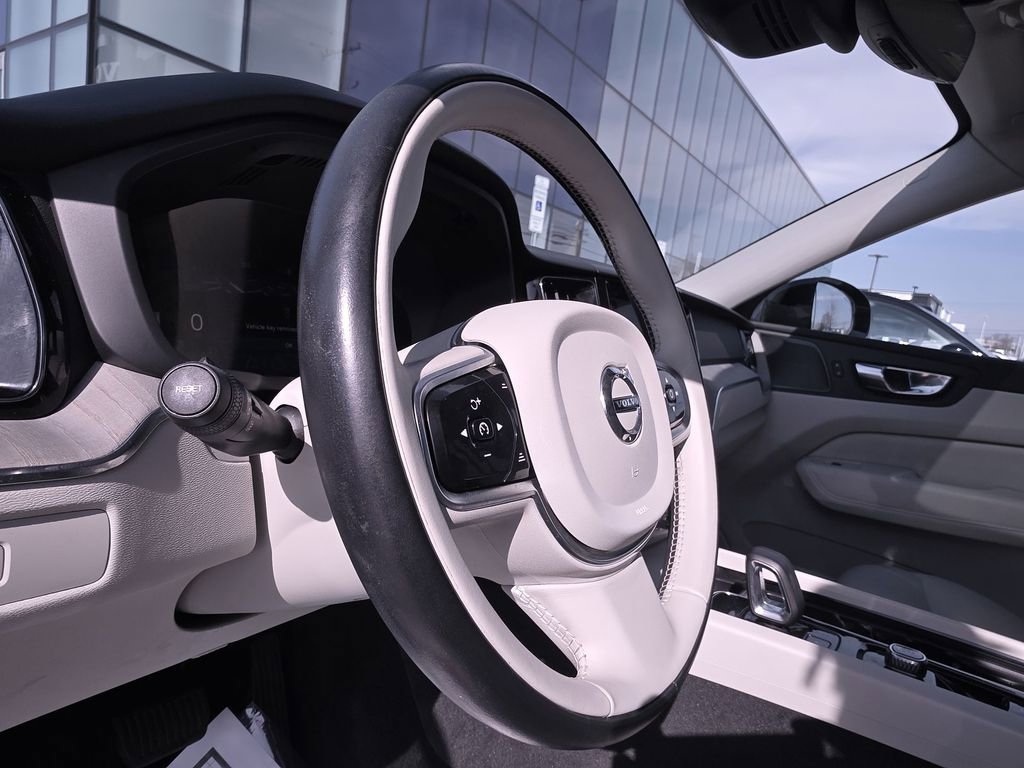 Used 2023 Volvo XC60 B5 Plus image 18