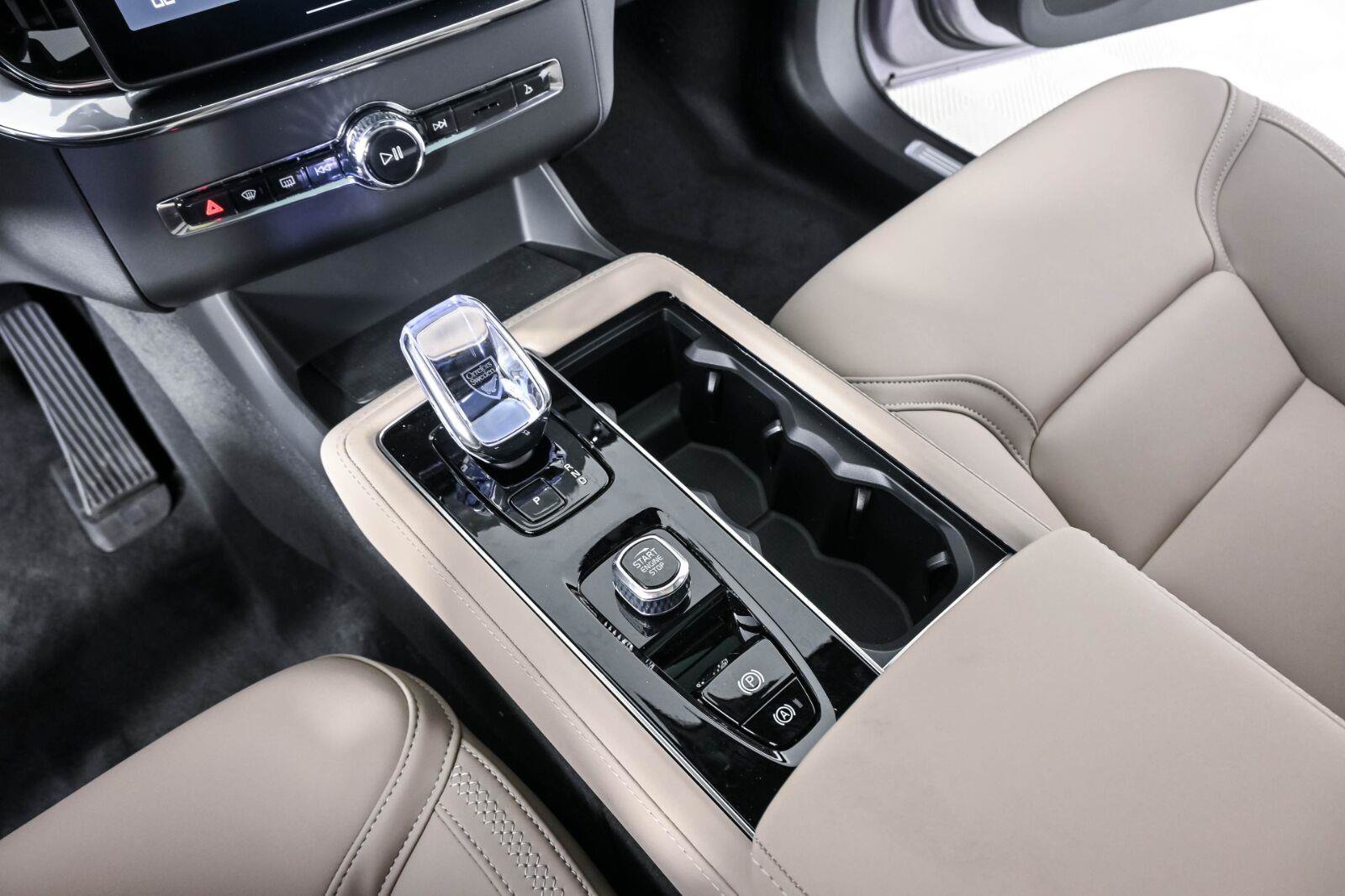 New 2026 Volvo XC90 B6 Plus w/ Protection Package Premier AWD/4WD image 17
