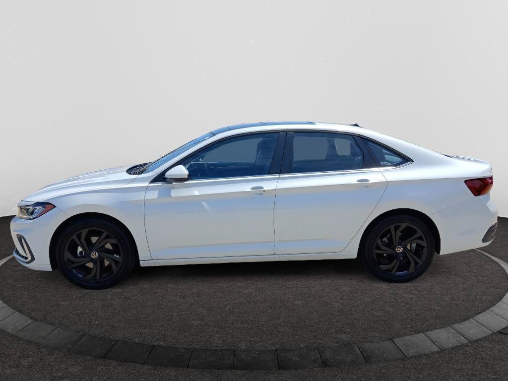 Certified 2025 Volkswagen Jetta SE w/ Sunroof Package FWD image 4
