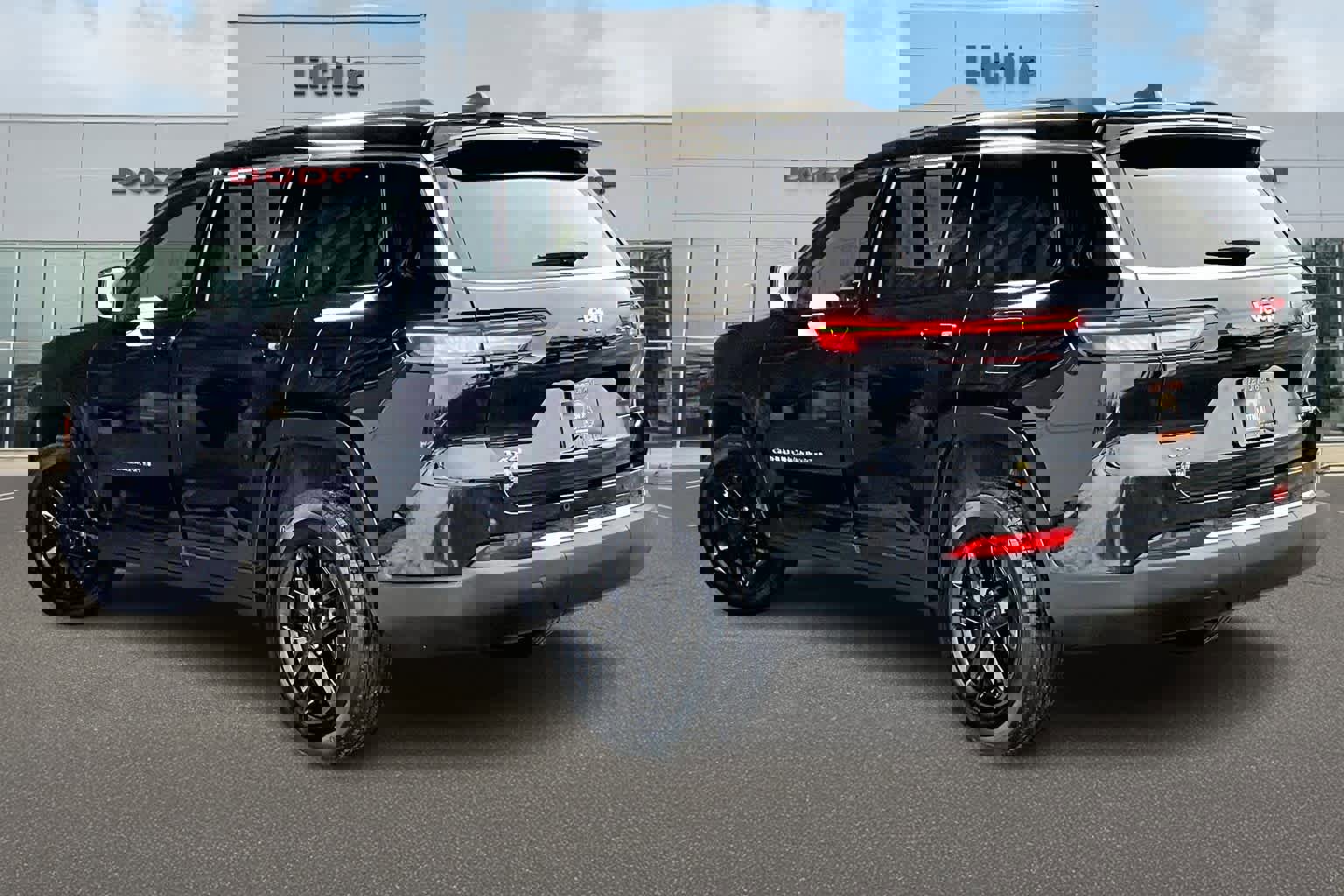 Used 2023 Jeep Grand Cherokee L Laredo image 4