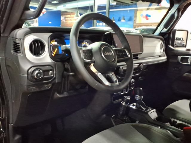 Used 2026 Jeep Wrangler Unlimited Sahara AWD/4WD image 11