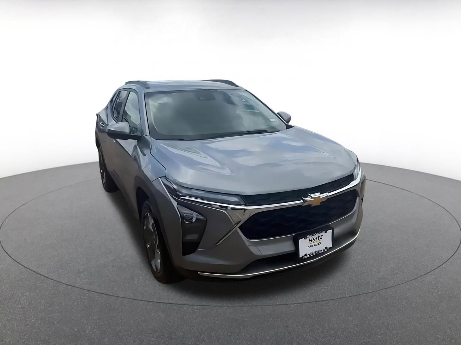 Used 2025 Chevrolet Trax LT w/ LT Convenience Package FWD image 3