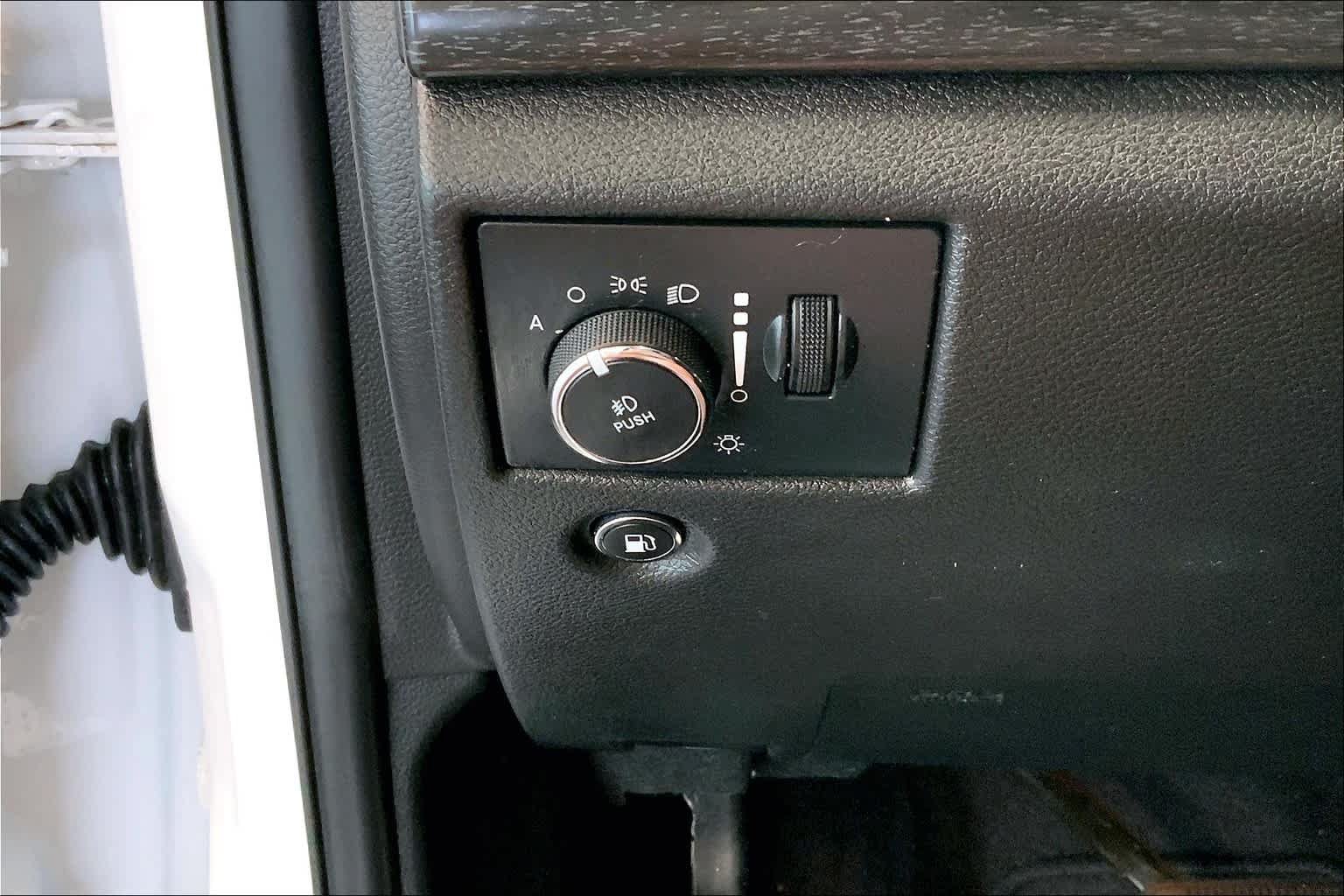 Used 2018 Jeep Grand Cherokee Altitude RWD image 33
