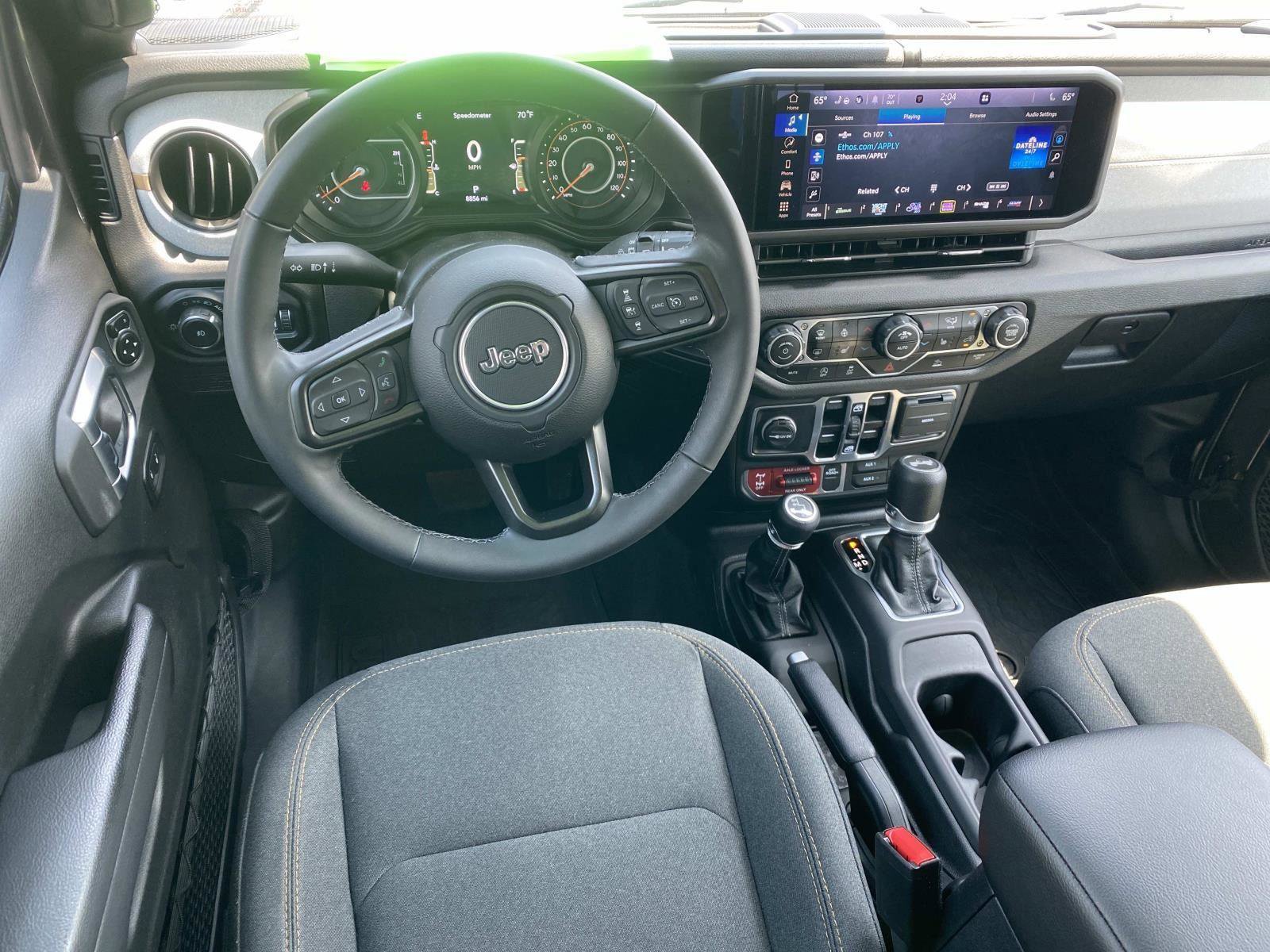 Used 2025 Jeep Wrangler Willys AWD/4WD image 19