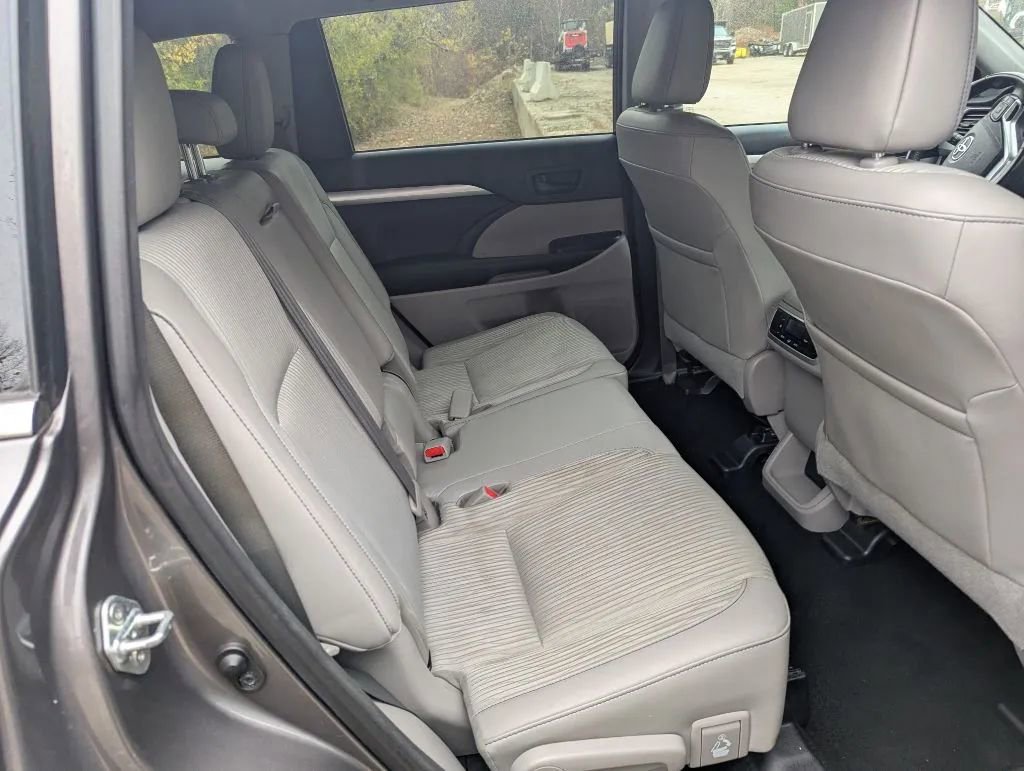 Used 2017 Toyota Highlander Plus AWD/4WD image 19