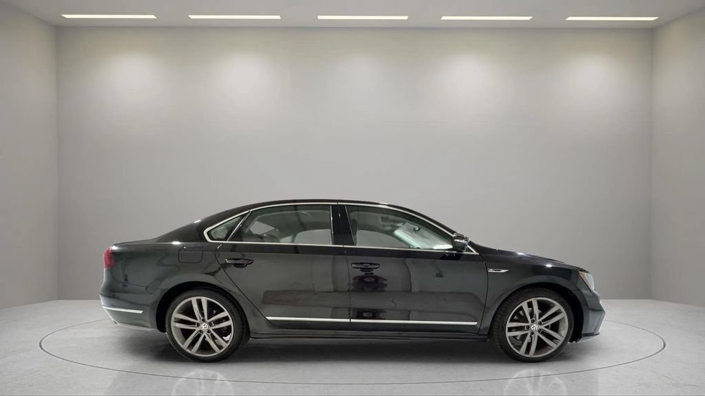 Used 2017 Volkswagen Passat 1.8T R-Line FWD image 2
