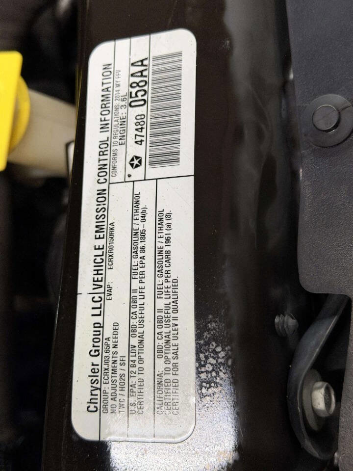 Used 2014 Chrysler Town & Country Touring-L image 35