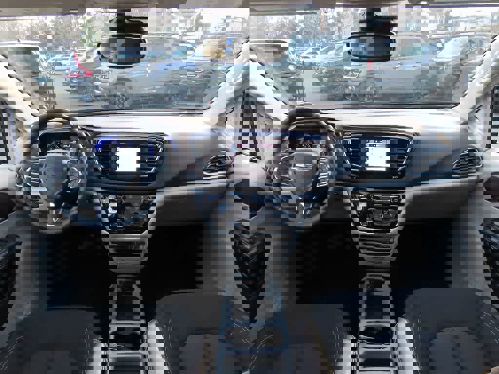 Used 2023 Chrysler Voyager LX image 18