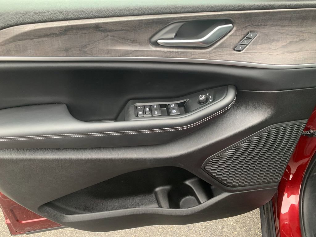 Used 2024 Jeep Grand Cherokee Limited image 11