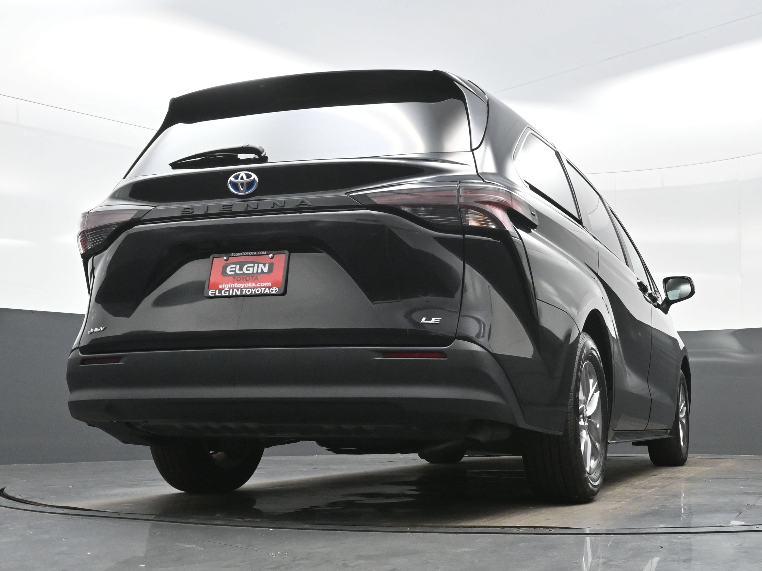 Used 2025 Toyota Sienna LE FWD image 32