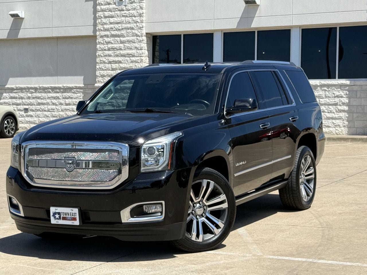 Used 2019 GMC Yukon Denali w/ Denali Ultimate Package RWD image 2