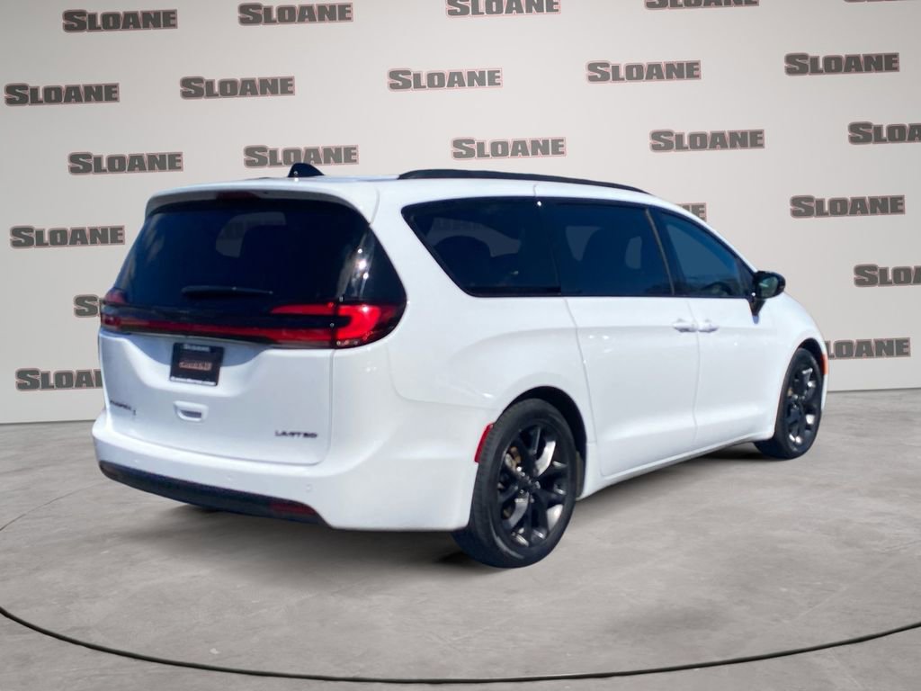 Used 2025 Chrysler Pacifica Limited image 5