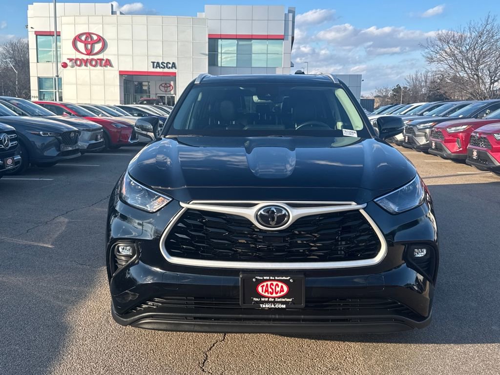 Used 2024 Toyota Highlander XLE image 2