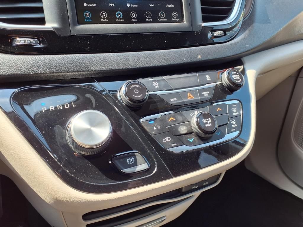 Used 2020 Chrysler Voyager LX image 28