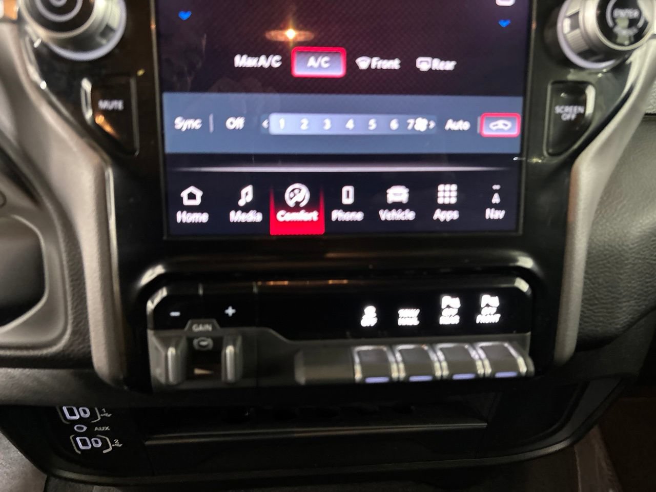 Used 2025 RAM 2500 Big Horn AWD/4WD image 18
