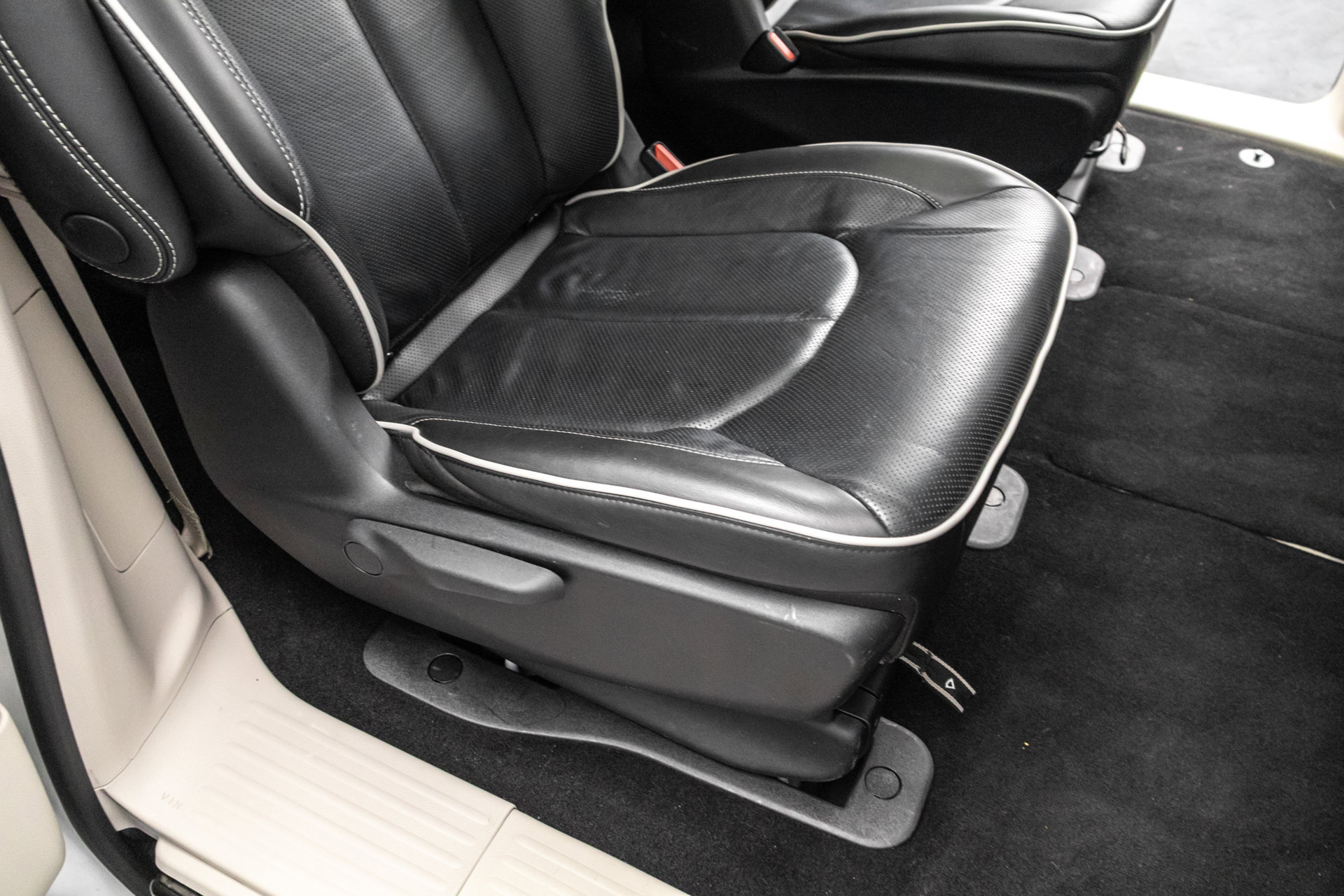 Used 2023 Chrysler Pacifica Limited FWD image 36