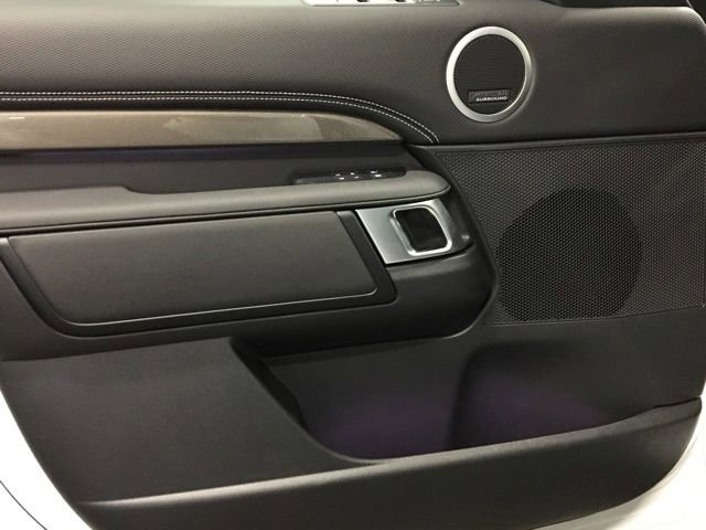 New 2023 Land Rover Discovery Metropolitan Edition image 9