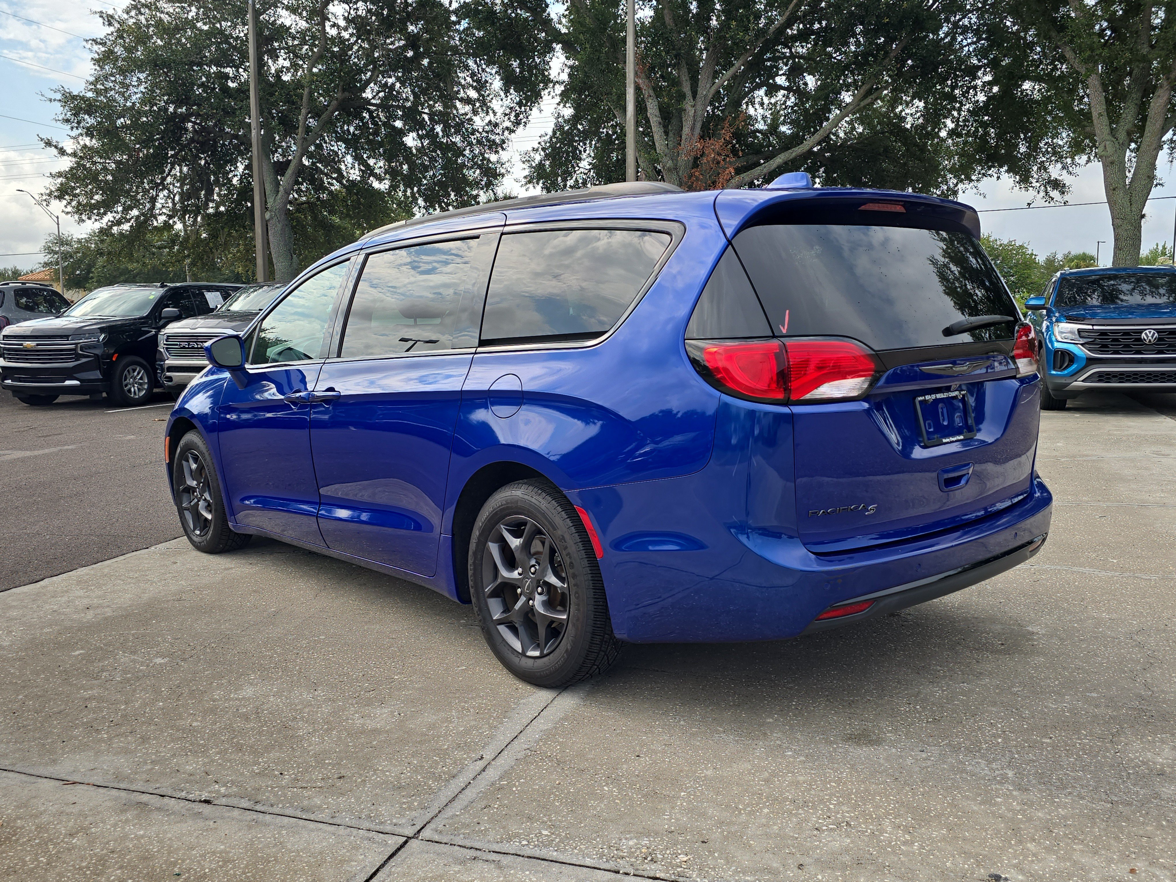Used 2019 Chrysler Pacifica Touring-L w/ S Appearance Package FWD image 6