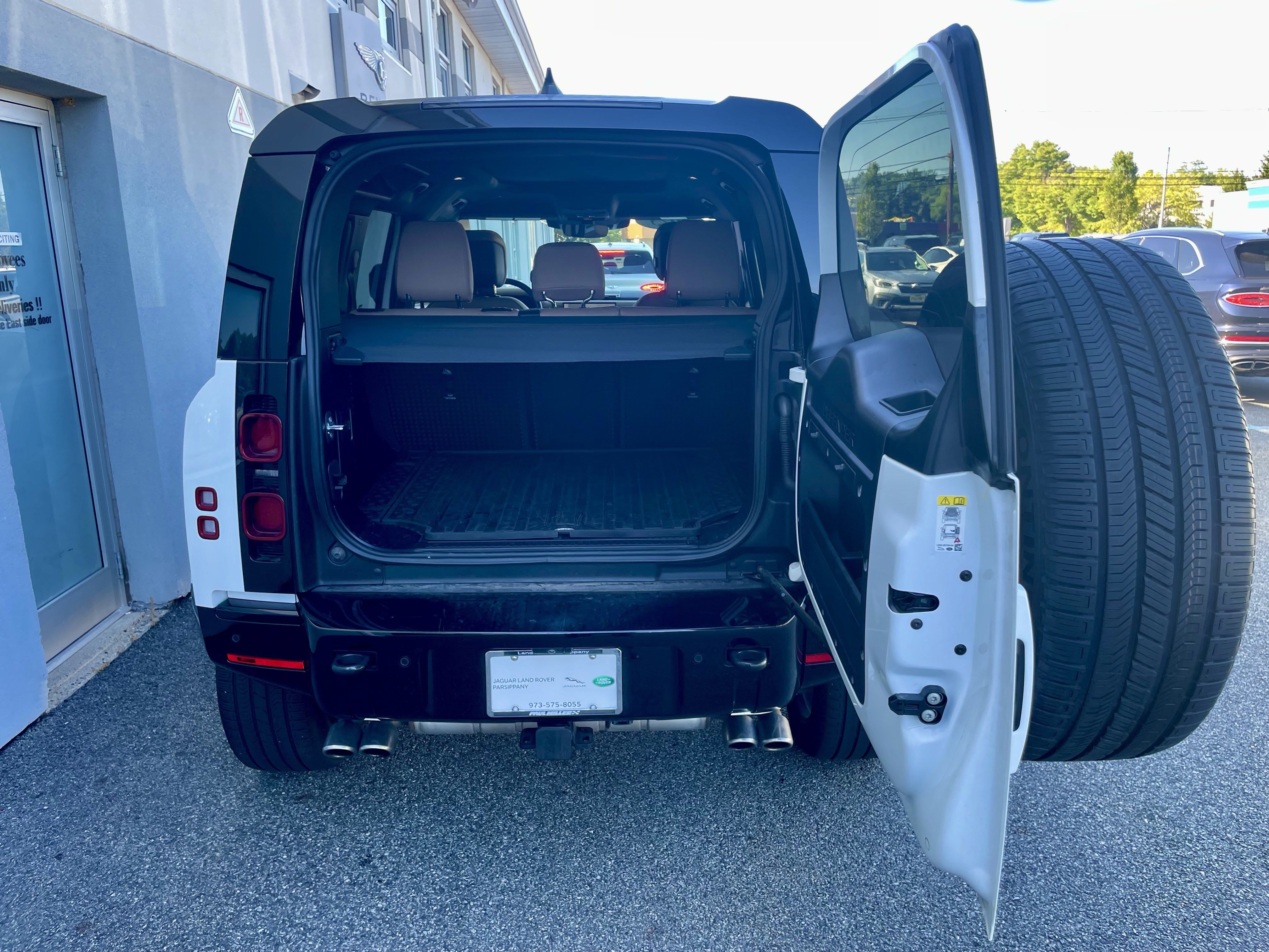 Certified 2025 Land Rover Defender 110 X-Dynamic SE AWD/4WD image 36
