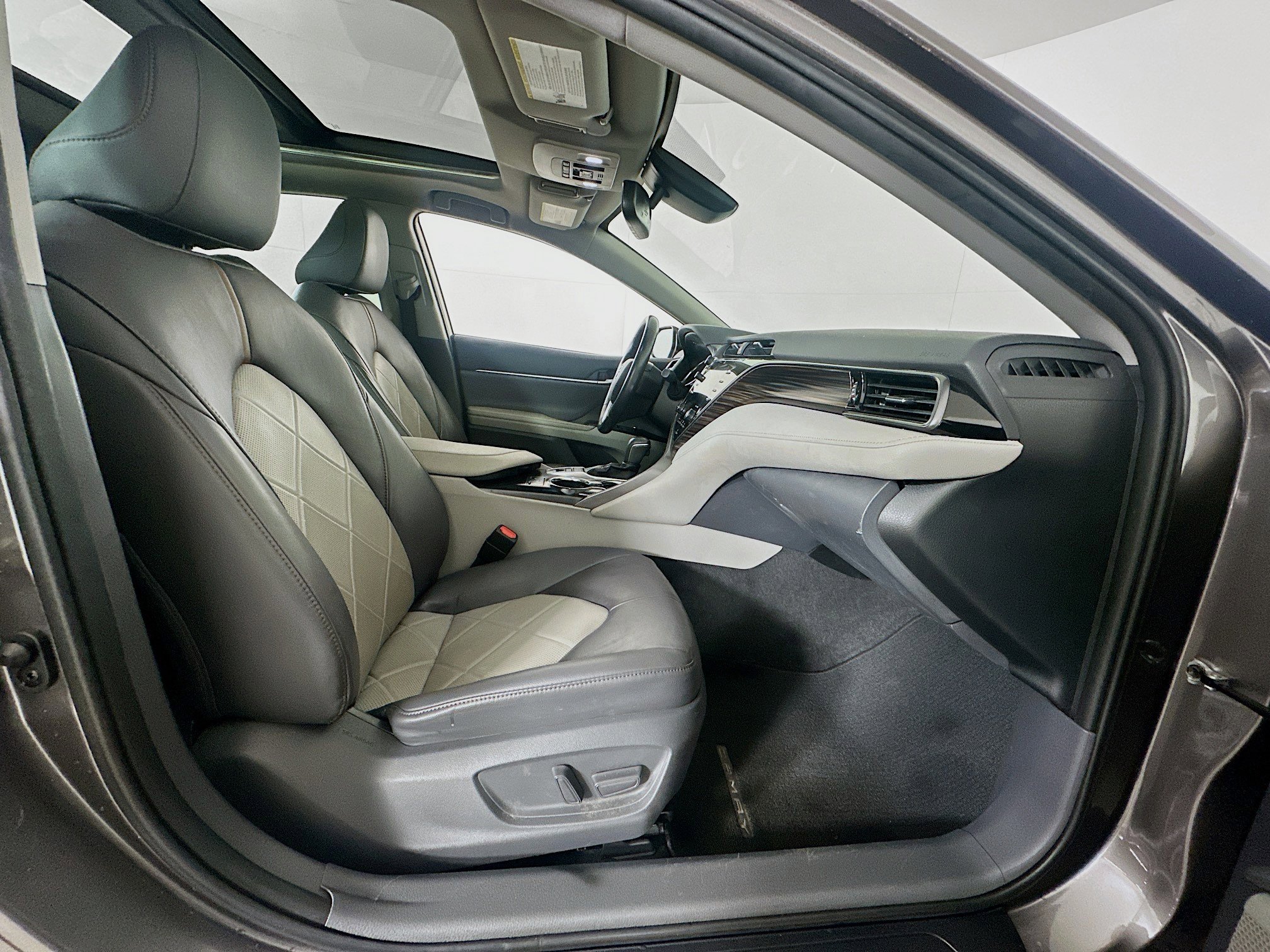 Used 2019 Toyota Camry XLE w/ Navigation Package FWD image 32