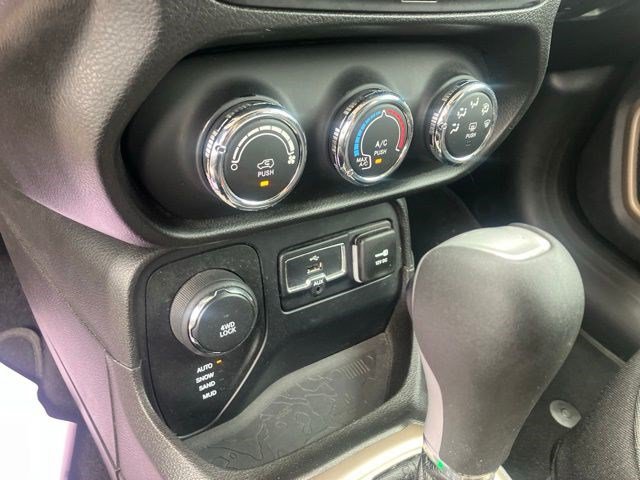 Used 2017 Jeep Renegade Latitude AWD/4WD image 18