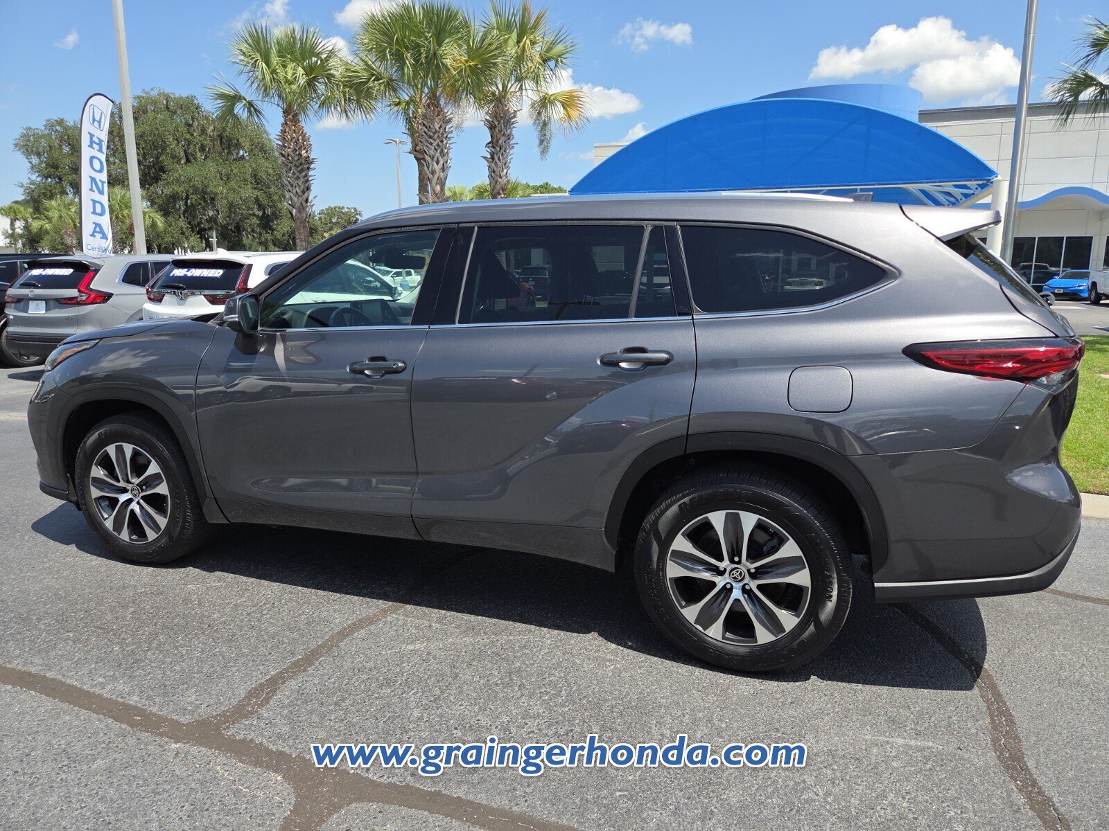 Used 2021 Toyota Highlander XLE FWD image 3
