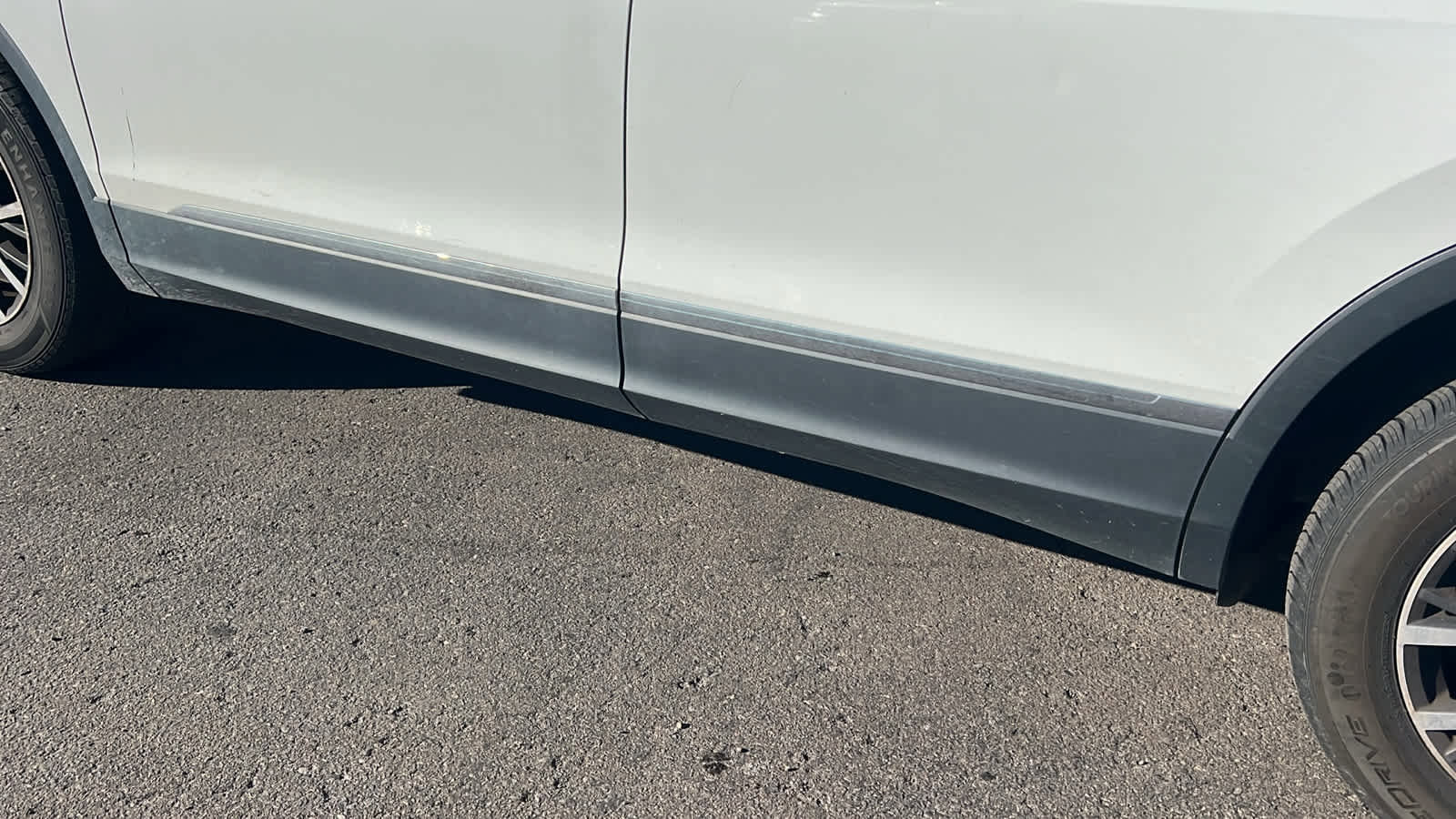 Used 2020 Volkswagen Tiguan SE w/ Panoramic Sunroof Package image 10