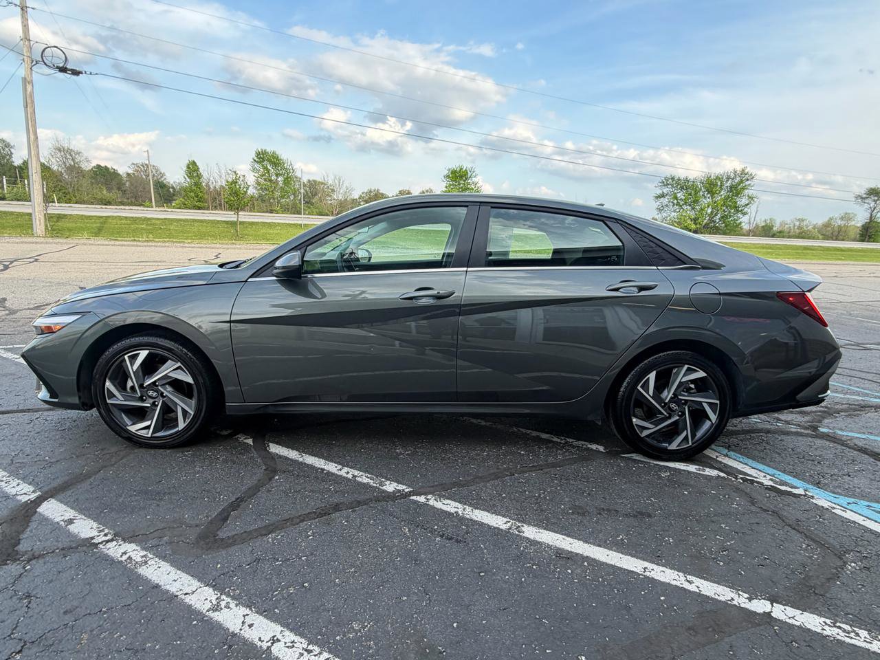 Used 2025 Hyundai Elantra SEL image 2