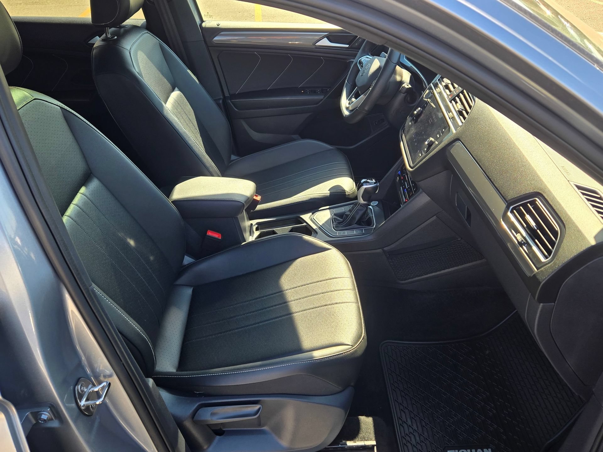 Used 2024 Volkswagen Tiguan SE R-Line w/ MDO Package, Three-Row FWD image 10