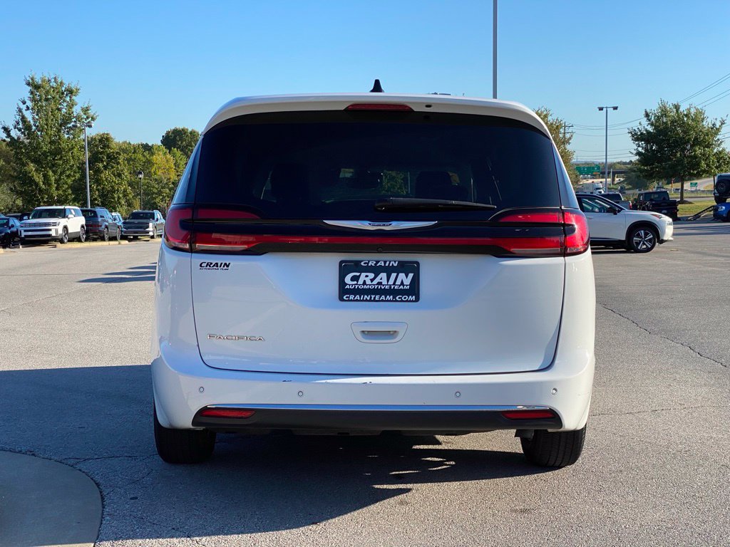 Used 2024 Chrysler Pacifica Touring-L FWD image 6