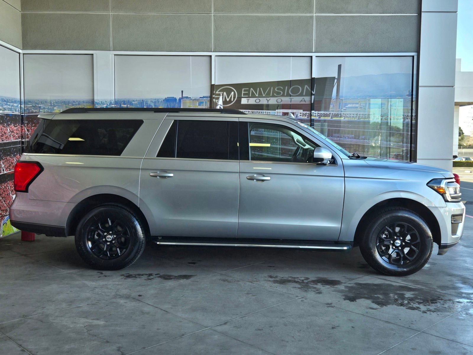 Used 2023 Ford Expedition Max XLT image 4