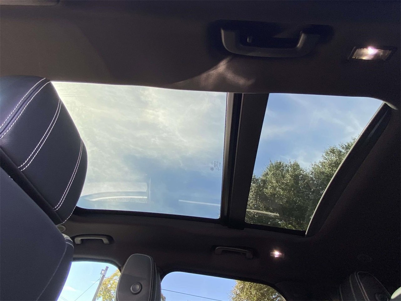 Used 2021 Land Rover Range Rover Velar R-Dynamic S image 13