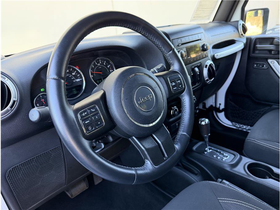 Used 2015 Jeep Wrangler Unlimited Sahara w/ Connectivity Group AWD/4WD image 11