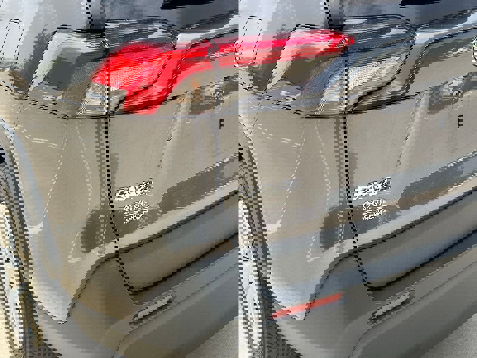 Used 2022 Toyota RAV4 LE FWD image 13