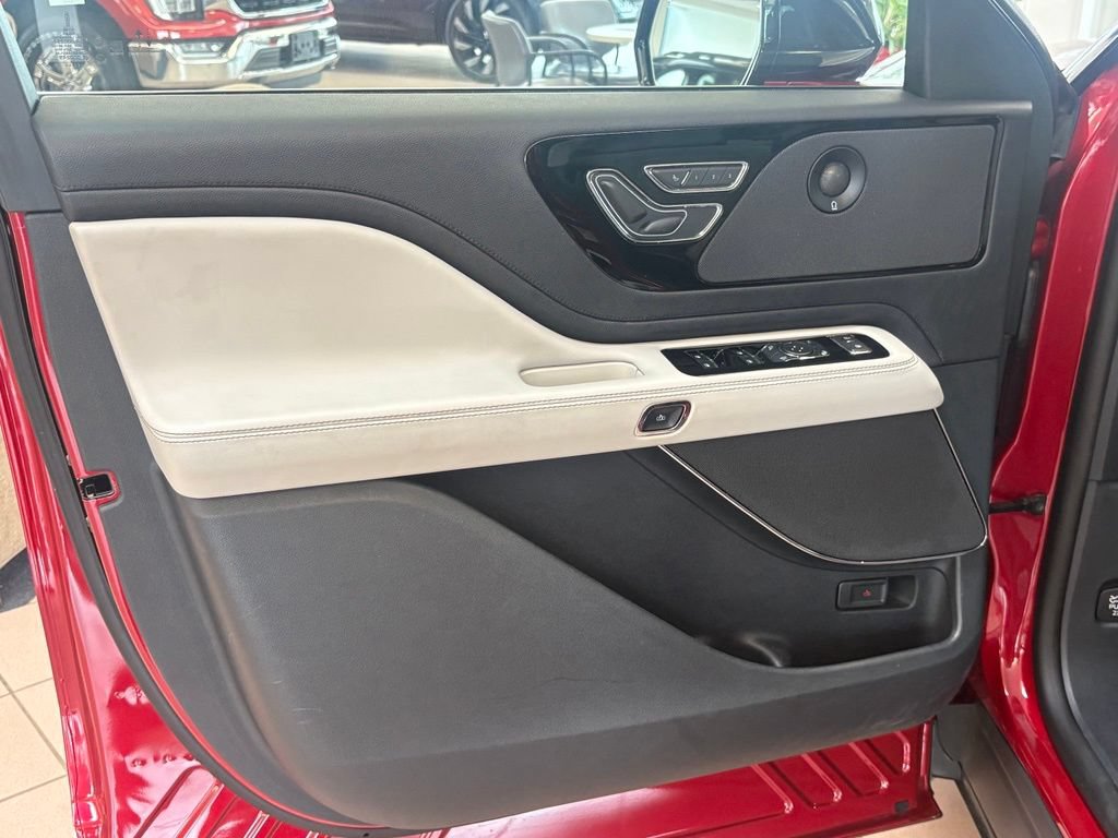 Used 2025 Lincoln Aviator AWD w/ Equipment Group 101A image 17