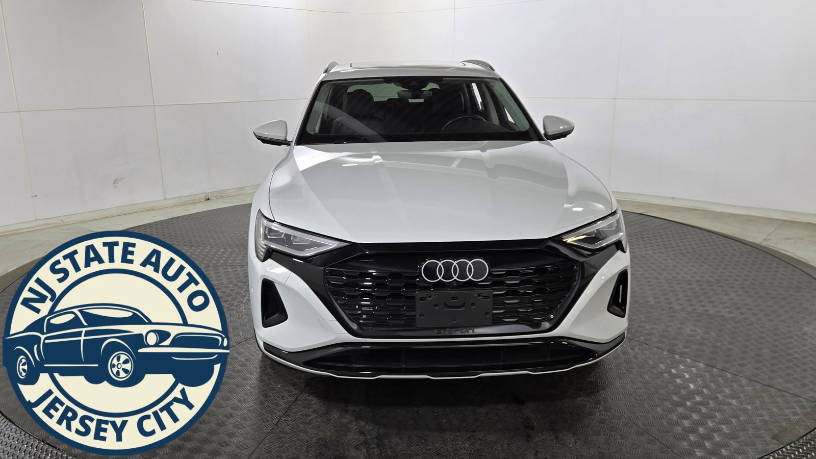 Used 2024 Audi Q8 e-tron Premium Plus image 2