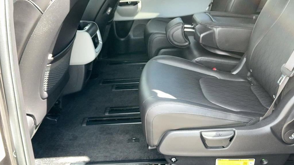 Used 2024 Kia Carnival LX FWD image 13