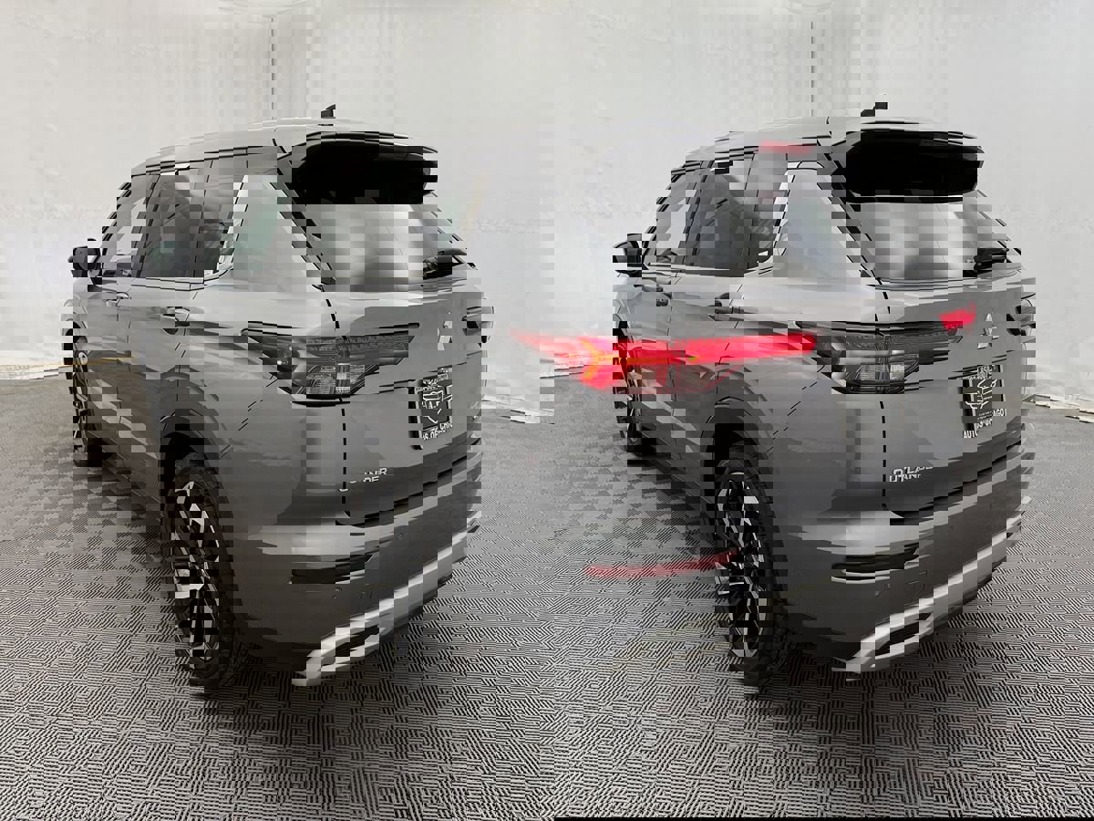 Used 2024 Mitsubishi Outlander SE Black Edition image 7